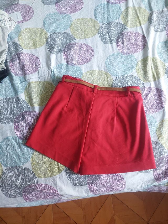 Pantalón corto rojo stradivar talla 34, sin usar