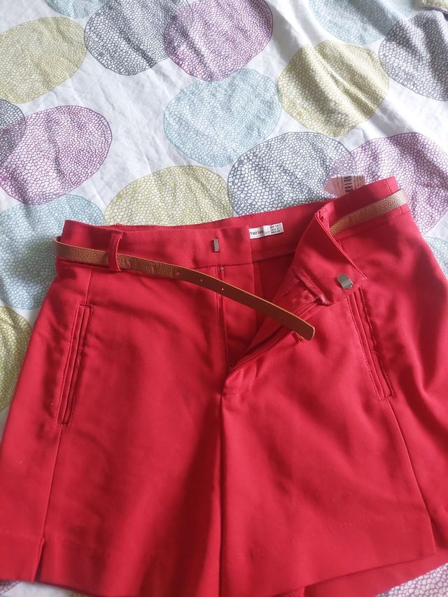 Pantalón corto rojo stradivar talla 34, sin usar