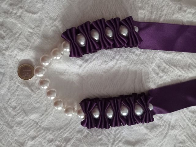 collar o cinturón y pulsera morado
