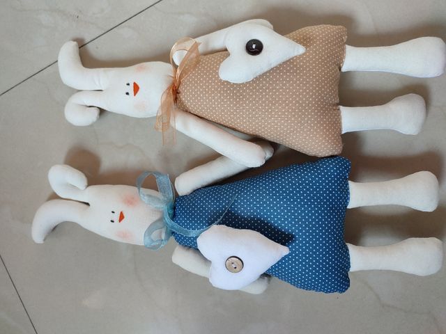 2 muñecas de tela en forma de conejos hechas a man