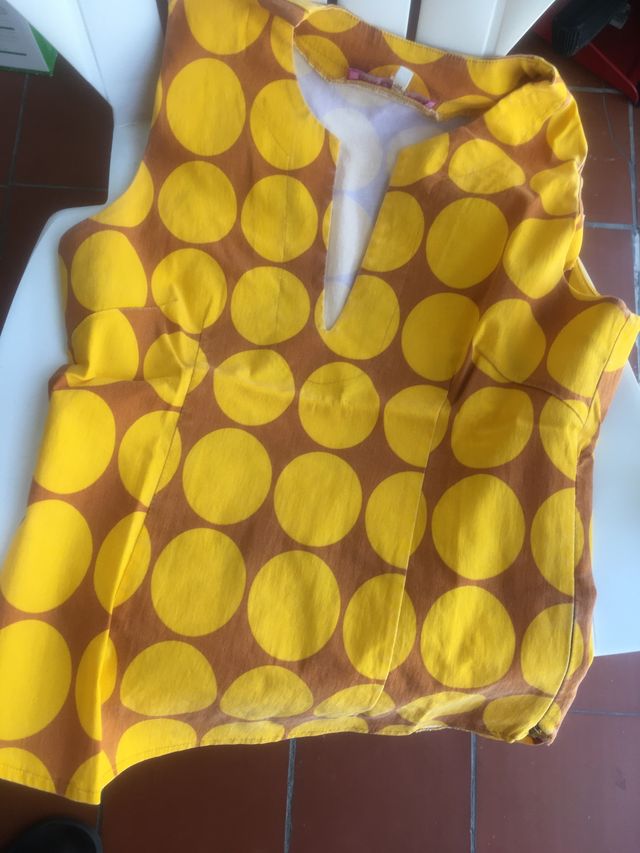 Blusa entallada lunares grandes