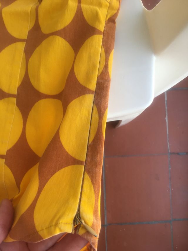 Blusa entallada lunares grandes