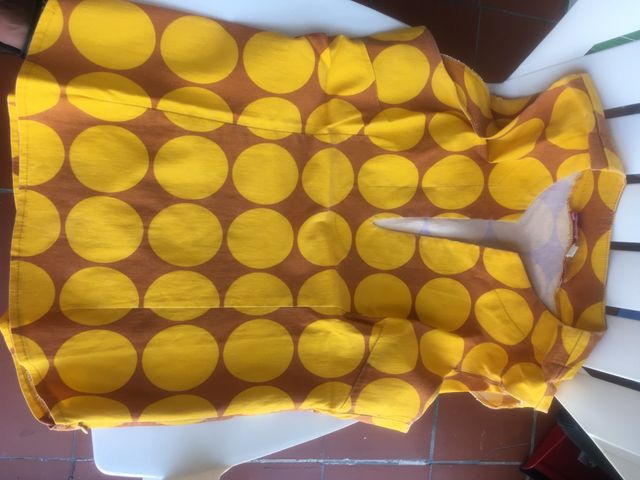 Blusa entallada lunares grandes