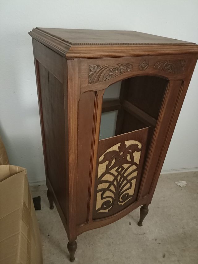 precioso mueble de gramófono muy antiguo
