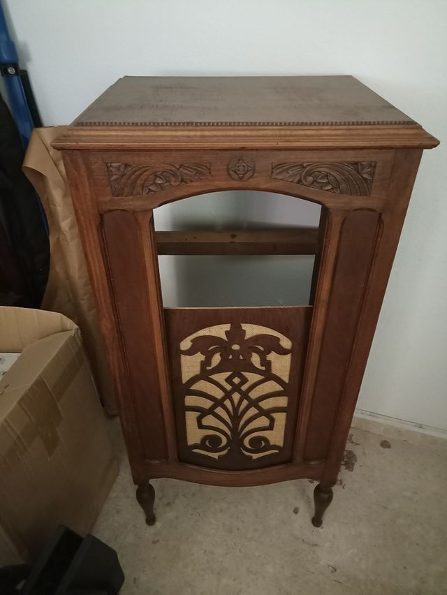 precioso mueble de gramófono muy antiguo
