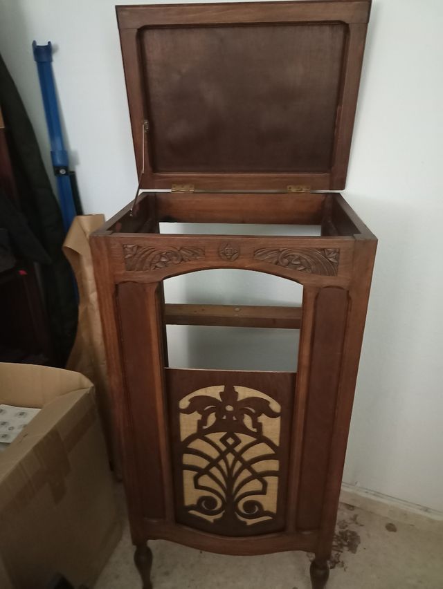 precioso mueble de gramófono muy antiguo