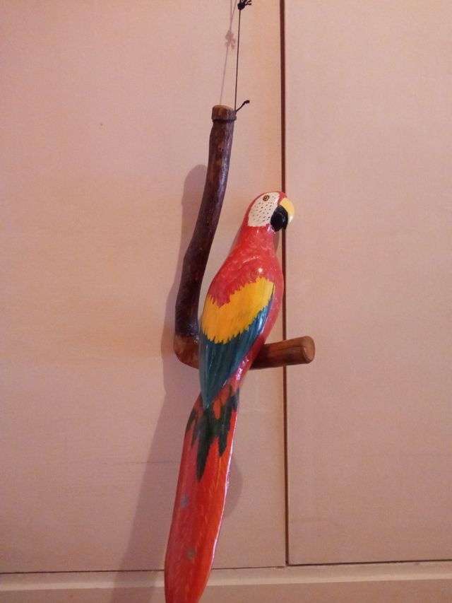 Pájaro de madera policromada.