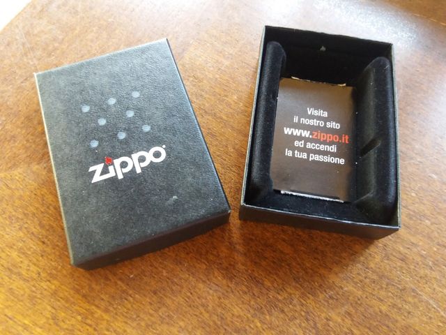 Zippo con confezione originale