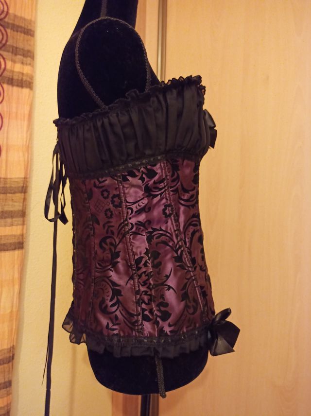 Corsé violeta y negro