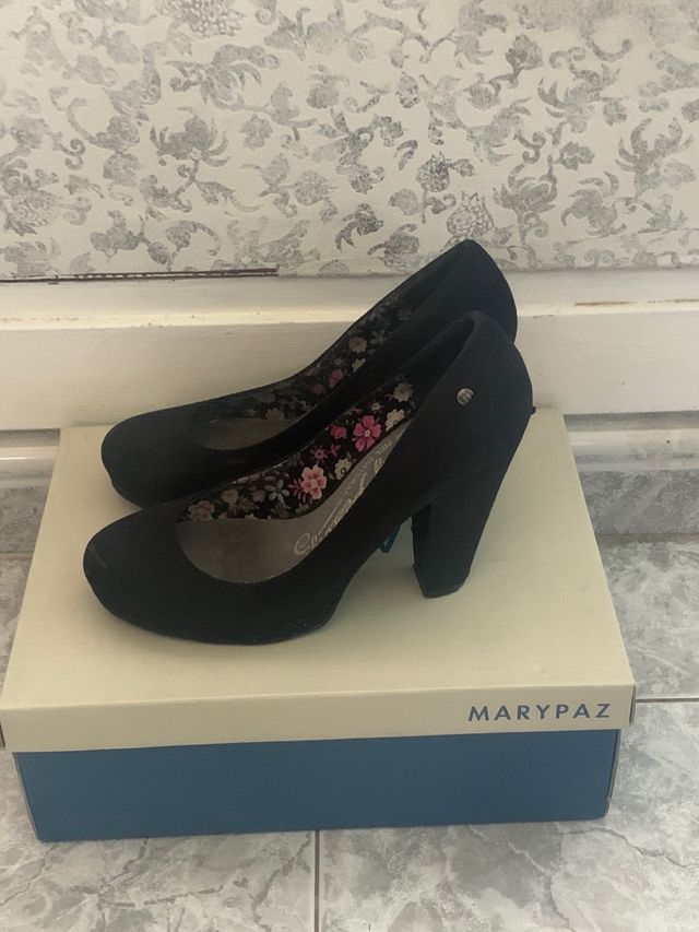 Zapatos de tacón negros clásicos