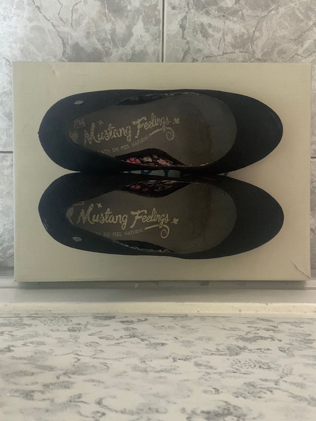 Zapatos de tacón negros clásicos