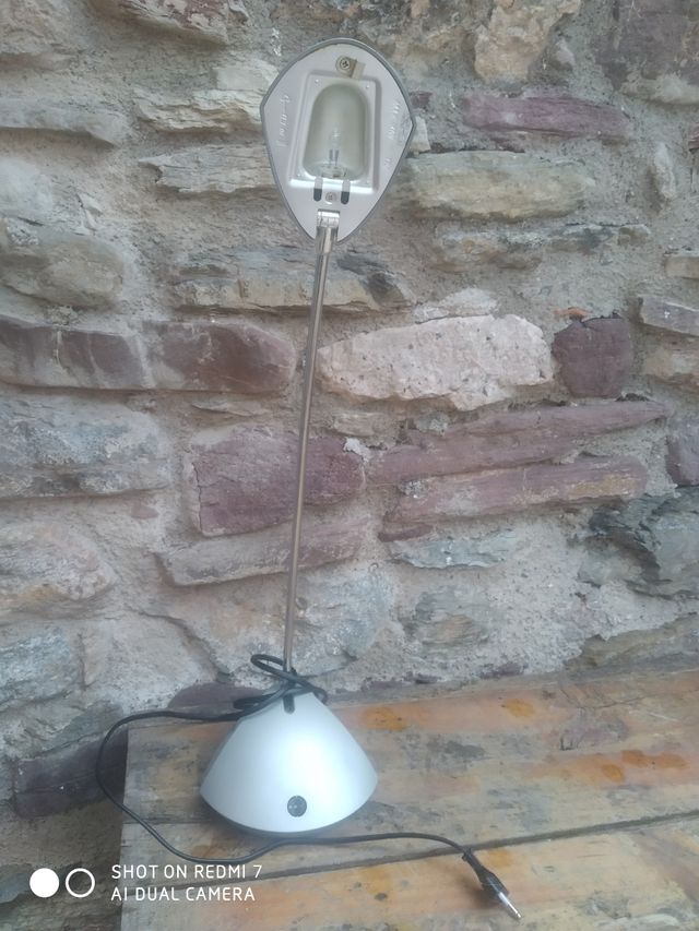 lámpara de mesa regulable.55 cm altura.