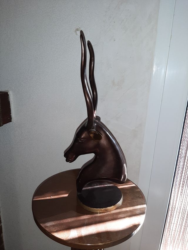 figura de bronce antílope