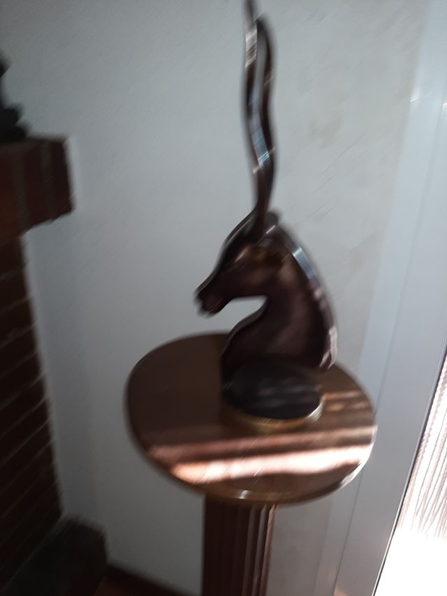figura de bronce antílope