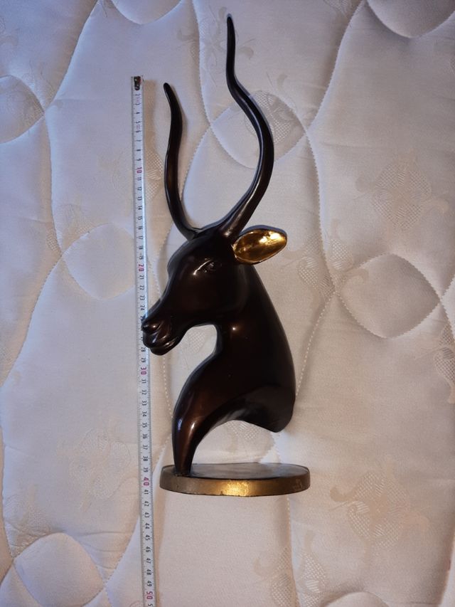 figura de bronce antílope