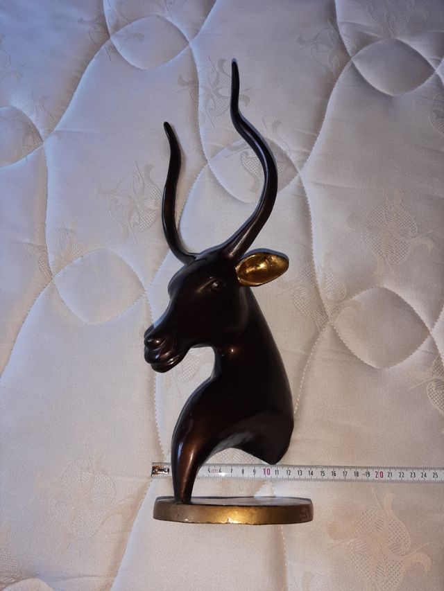 figura de bronce antílope