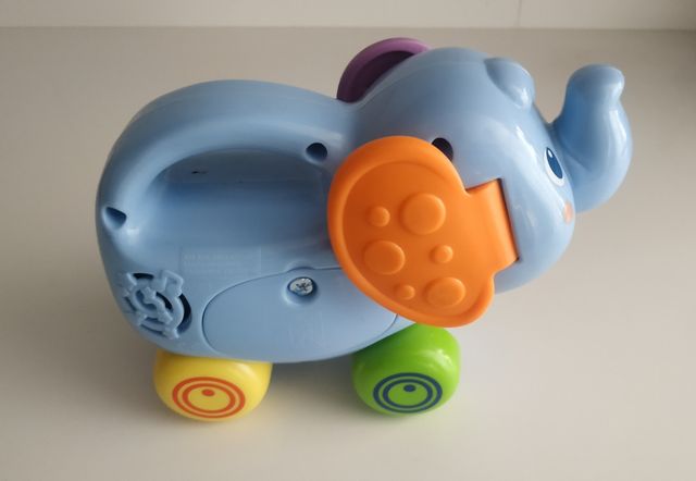 juguete musical de elefante