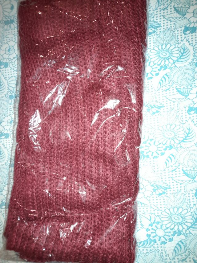 cachecol vermelho e outro marrom