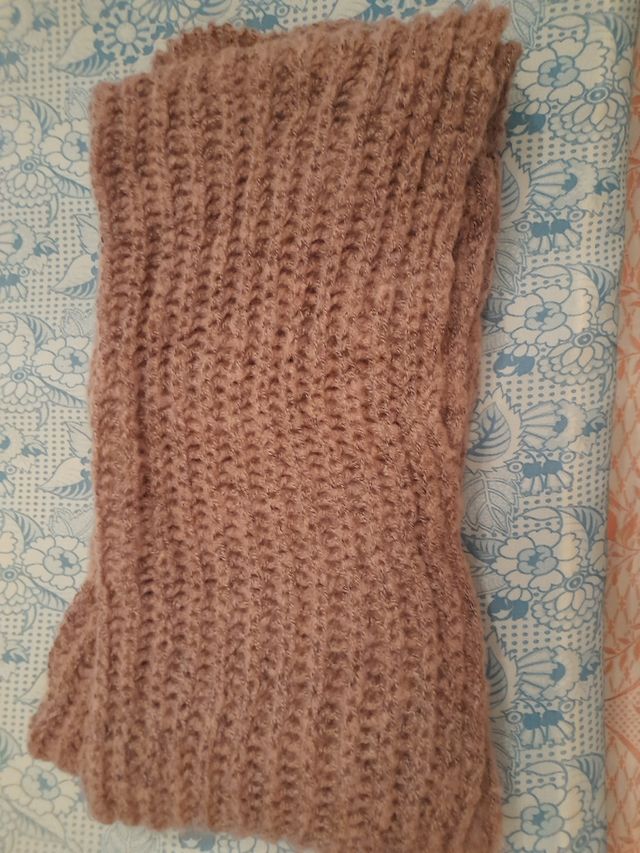 cachecol vermelho e outro marrom