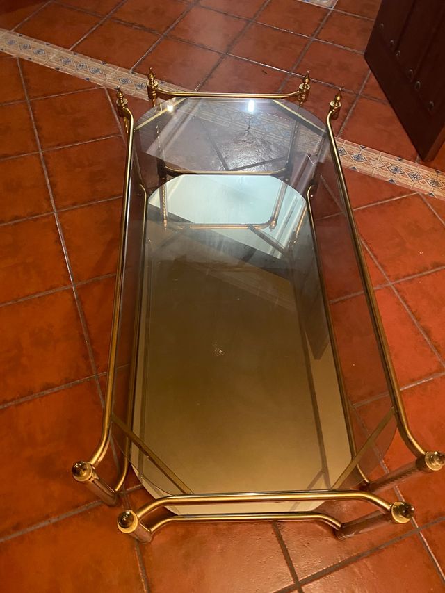 Mesa centro salón dorada cristal y espejo abajo