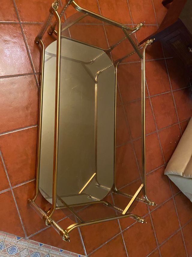 Mesa centro salón dorada cristal y espejo abajo