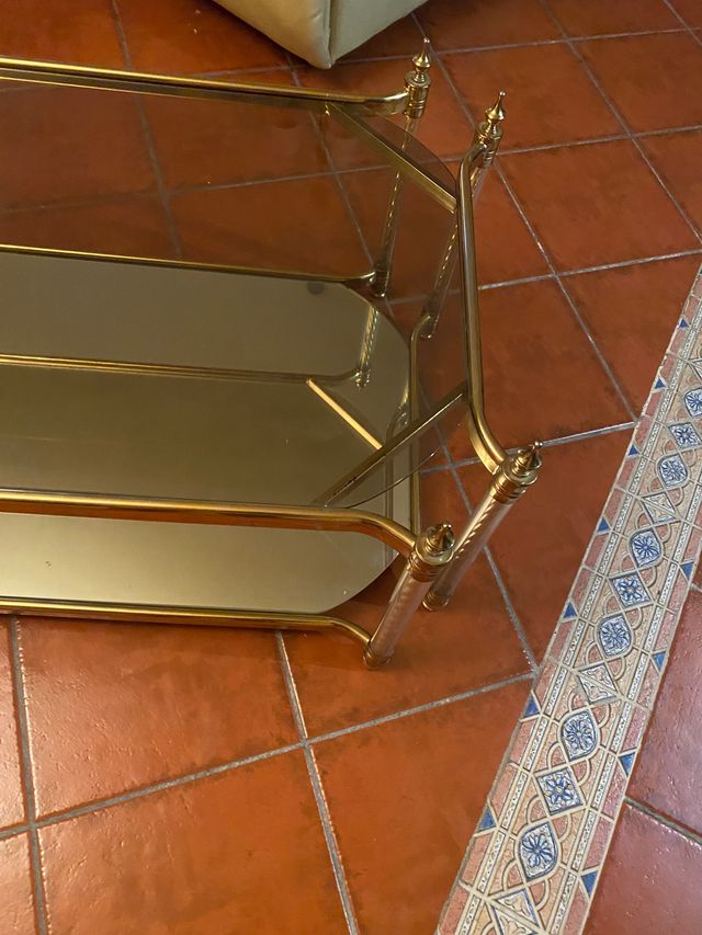 Mesa centro salón dorada cristal y espejo abajo