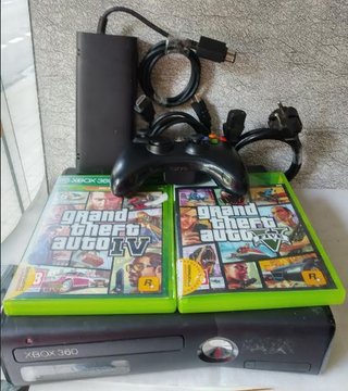 XBOX360 CONSOLA COMPLETA CON 2 JUEGOS GTA 4  Y 5