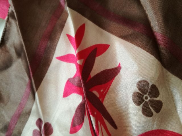 Pañuelo con tonalidades crema, rosa, burdeos ...