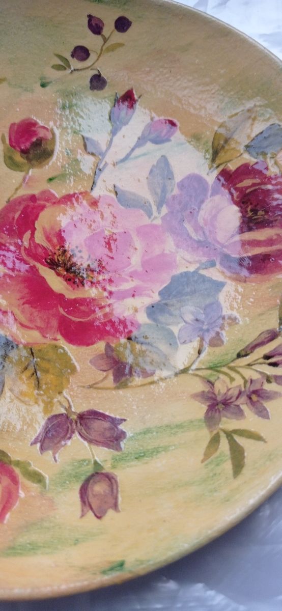 piatto in ceramica decorato con tecnica decoupage