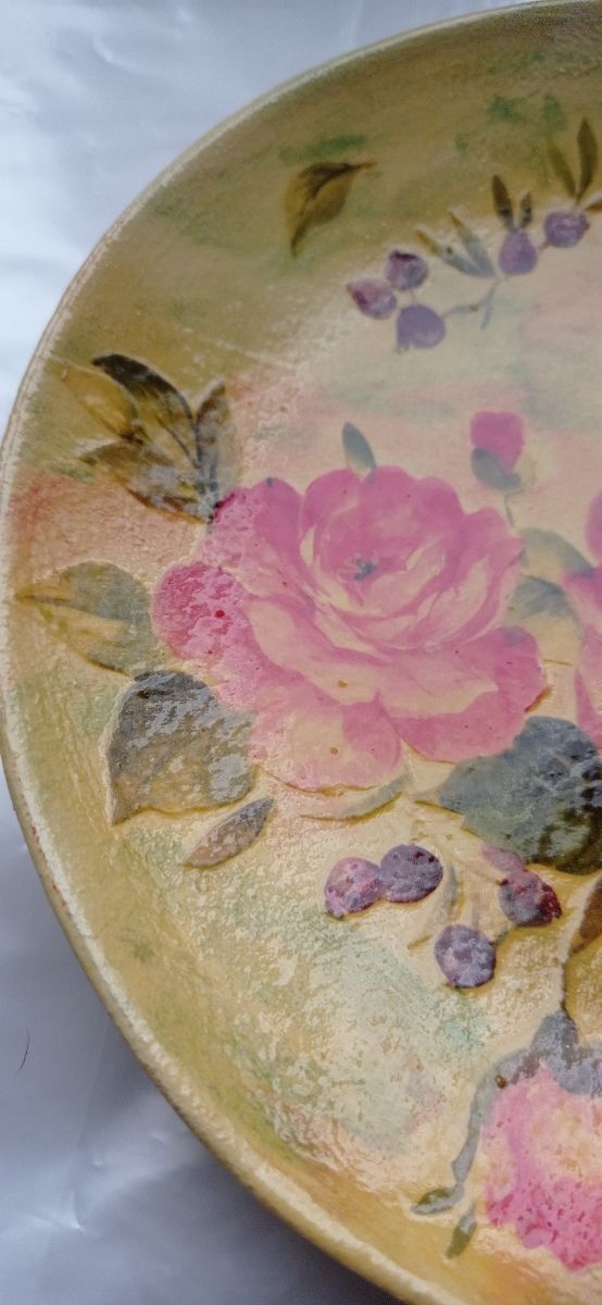 piatto in ceramica decorato con tecnica decoupage