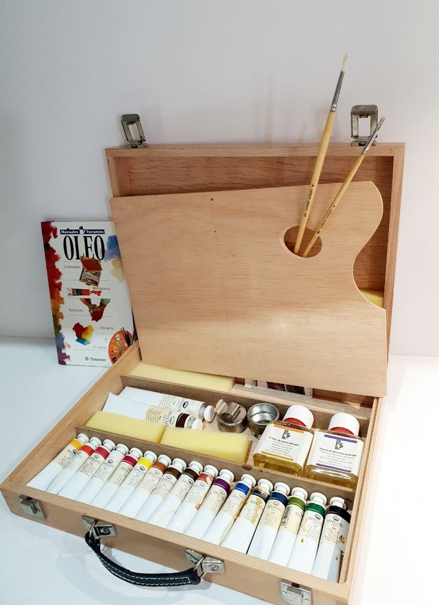 Caballete, maletin completo, 2 lienzos y libro