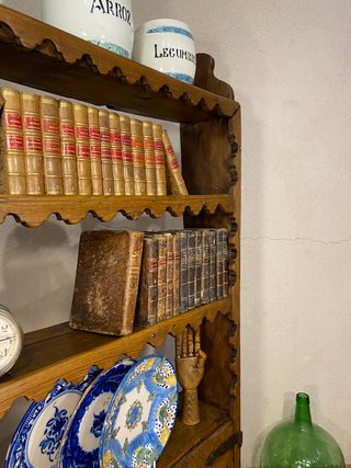 Estantería antigua rústica de madera de pino.