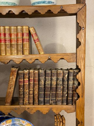 Estantería antigua rústica de madera de pino.