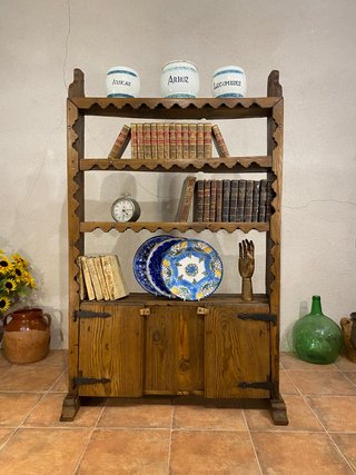Estantería antigua rústica de madera de pino.