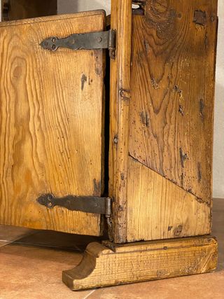 Estantería antigua rústica de madera de pino.