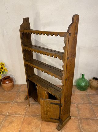 Estantería antigua rústica de madera de pino.
