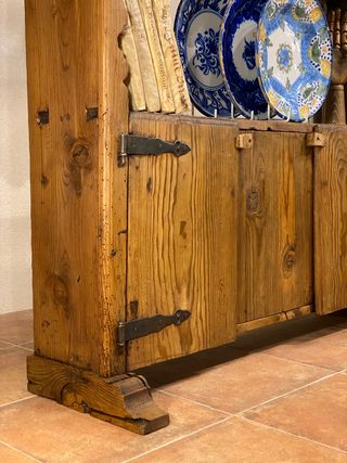 Estantería antigua rústica de madera de pino.