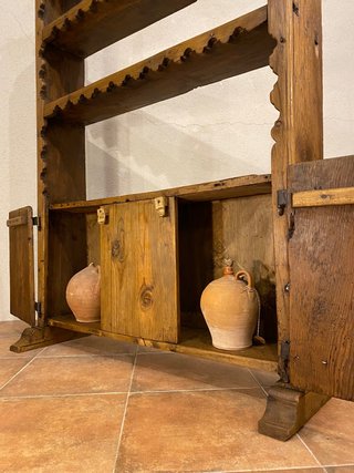 Estantería antigua rústica de madera de pino.