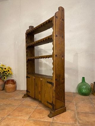Estantería antigua rústica de madera de pino.