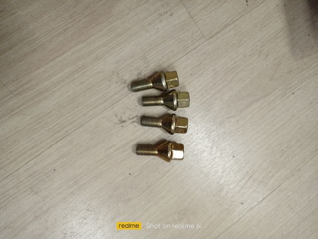 cuatro tornillos marca Renault nuevos