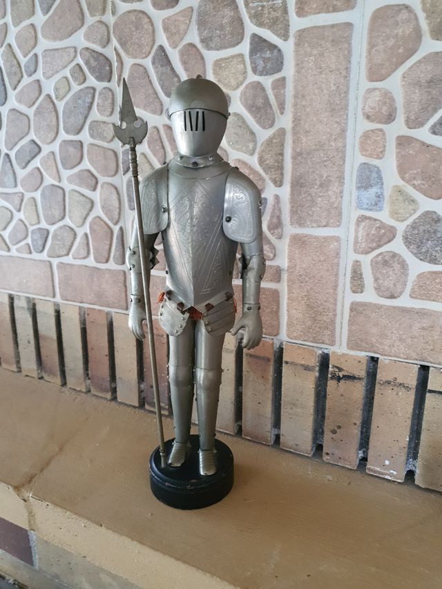 Cavaliere in armatura e lancia