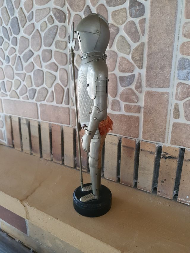 Cavaliere in armatura e lancia