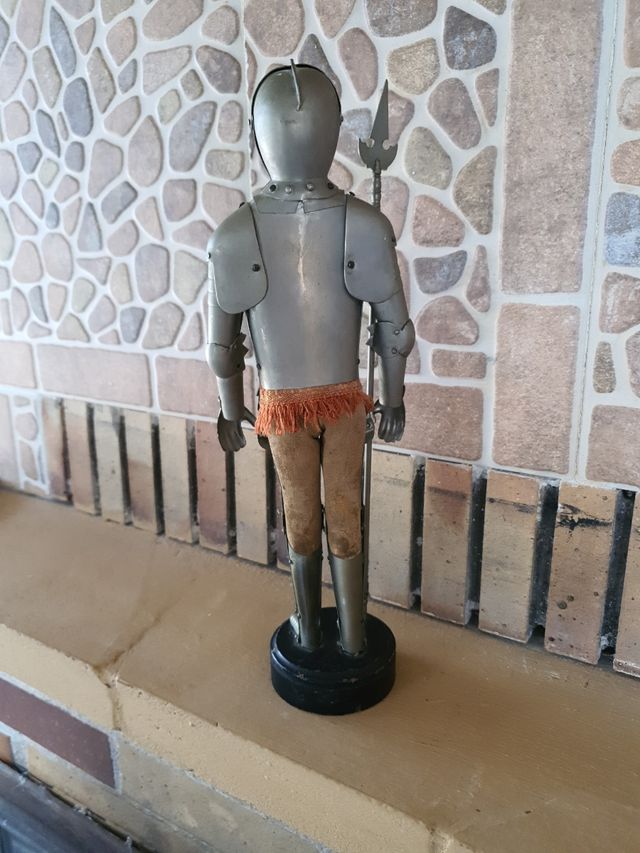 Cavaliere in armatura e lancia