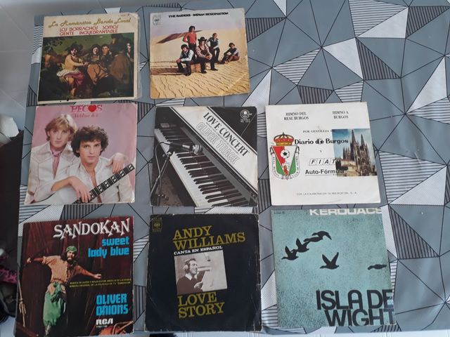 Vendo 8 vecchi dischi in vinile.