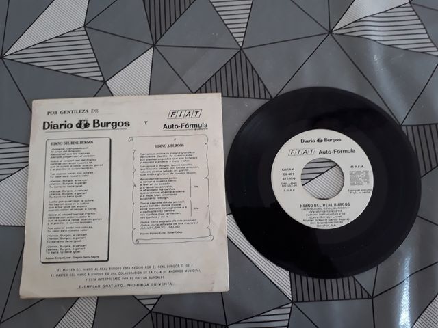 Vendo 8 vecchi dischi in vinile.