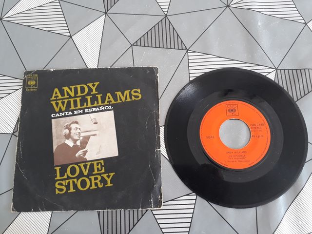 Vendo 8 vecchi dischi in vinile.