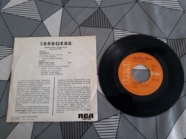 Vendo 8 vecchi dischi in vinile.