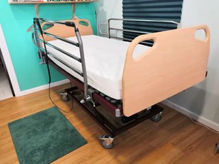 Cama articulada con barandilla de 105