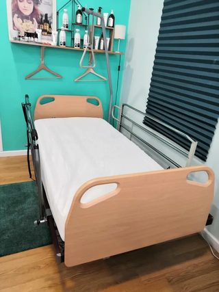 Cama articulada con barandilla de 105