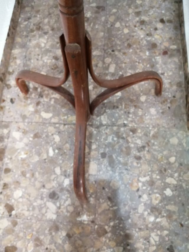 Perchero de madera de pie antiguo